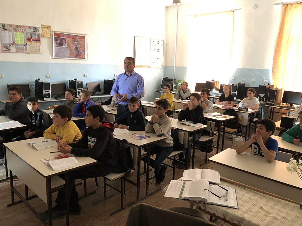 Dans un classe d'informatique à Martouni